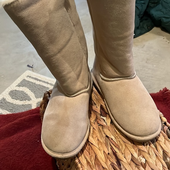 Womens like new warm insulated Bearpaw high boot size 7 - Picture 6 of 6